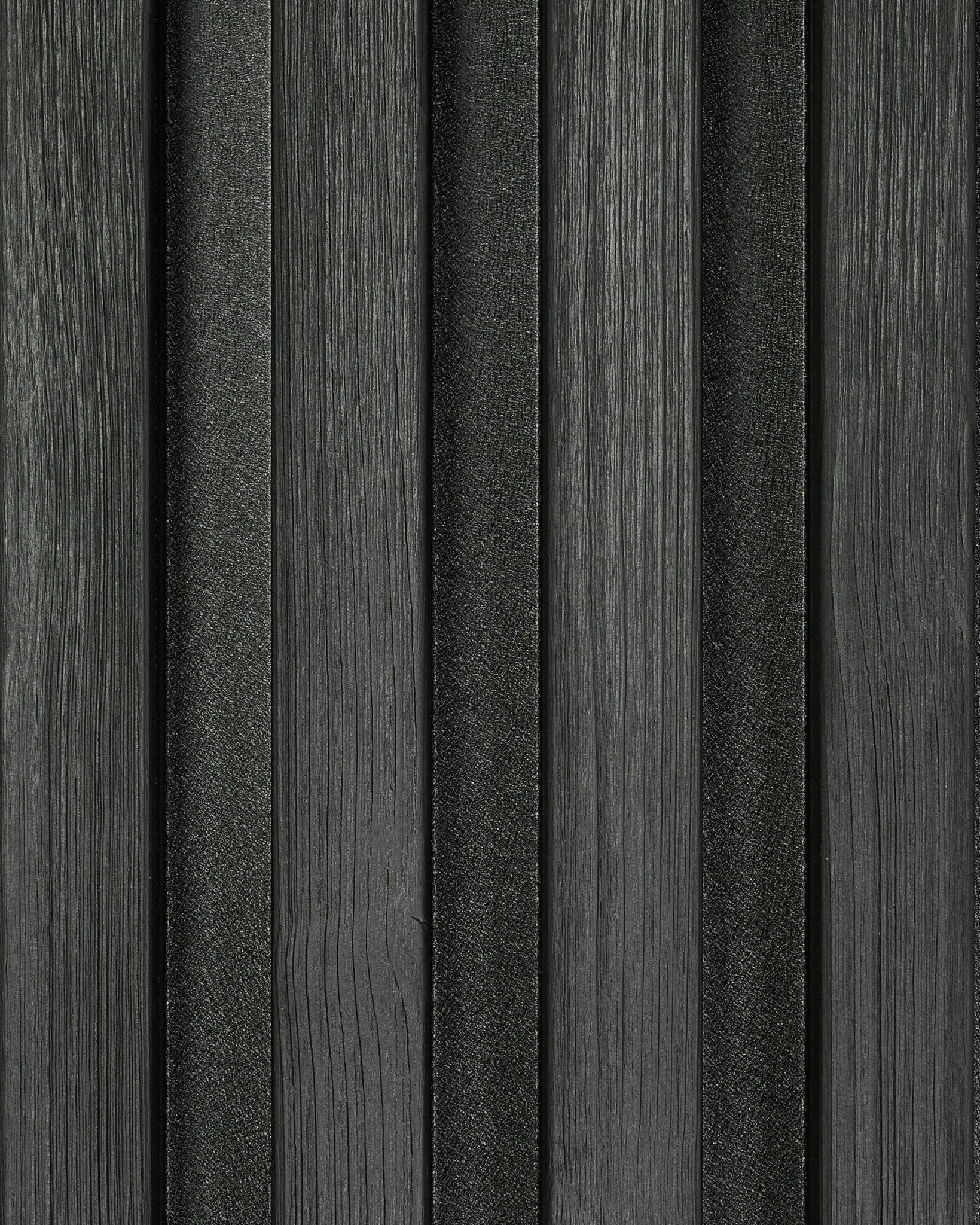 Zbliżenie na próbkę panelu elewacyjnego Aluwood Black (45,7 x 27 cm) od WoodUpp, pokazujące pionowo teksturowane lamele o nowoczesnym, pasiastym wzorze.